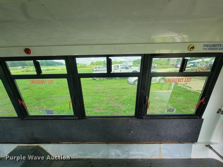 image for item IF9981 2003 Ford E450 Econoline  shuttle bus