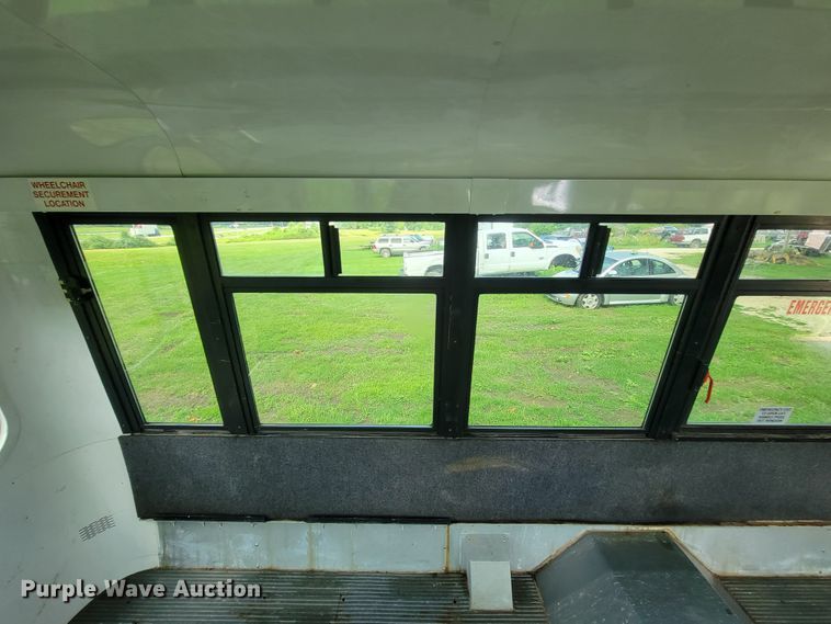 image for item IF9981 2003 Ford E450 Econoline  shuttle bus