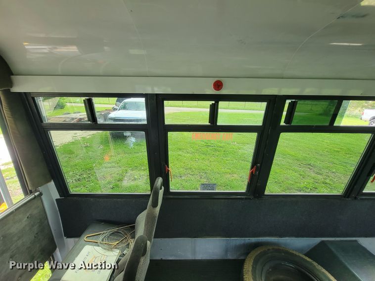 image for item IF9981 2003 Ford E450 Econoline  shuttle bus