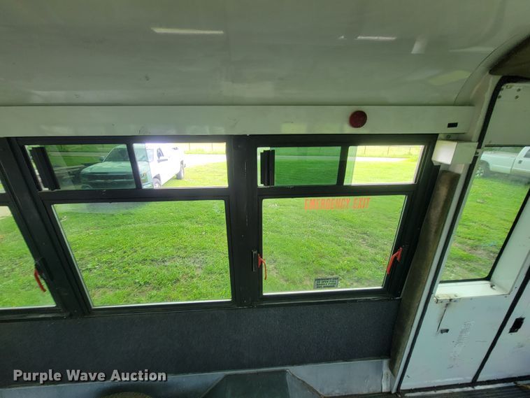 image for item IF9981 2003 Ford E450 Econoline  shuttle bus