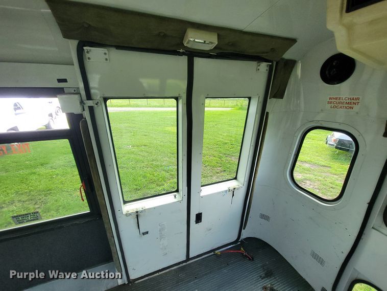 image for item IF9981 2003 Ford E450 Econoline  shuttle bus