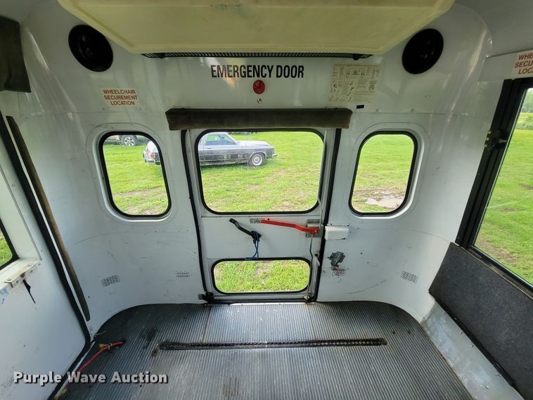 image for item IF9981 2003 Ford E450 Econoline  shuttle bus
