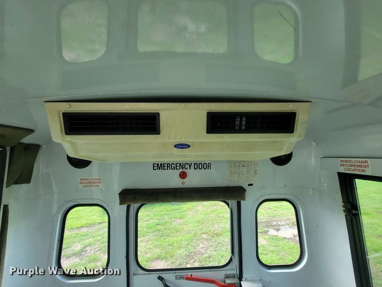 image for item IF9981 2003 Ford E450 Econoline  shuttle bus