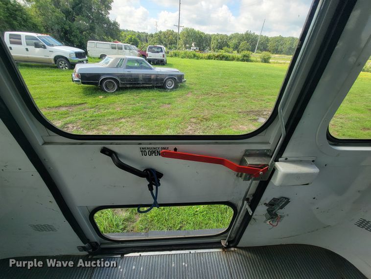 image for item IF9981 2003 Ford E450 Econoline  shuttle bus