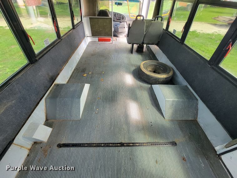 image for item IF9981 2003 Ford E450 Econoline  shuttle bus