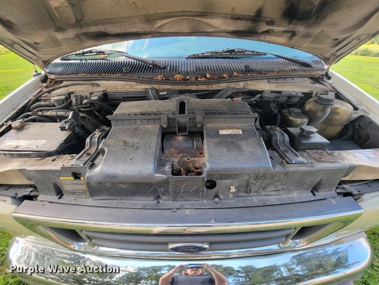 image for item IF9981 2003 Ford E450 Econoline  shuttle bus