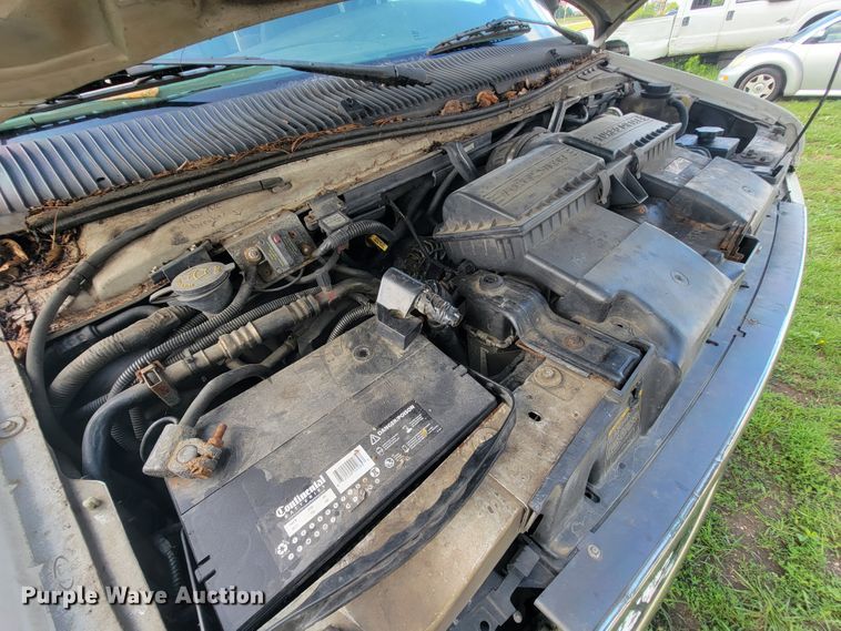 image for item IF9981 2003 Ford E450 Econoline  shuttle bus