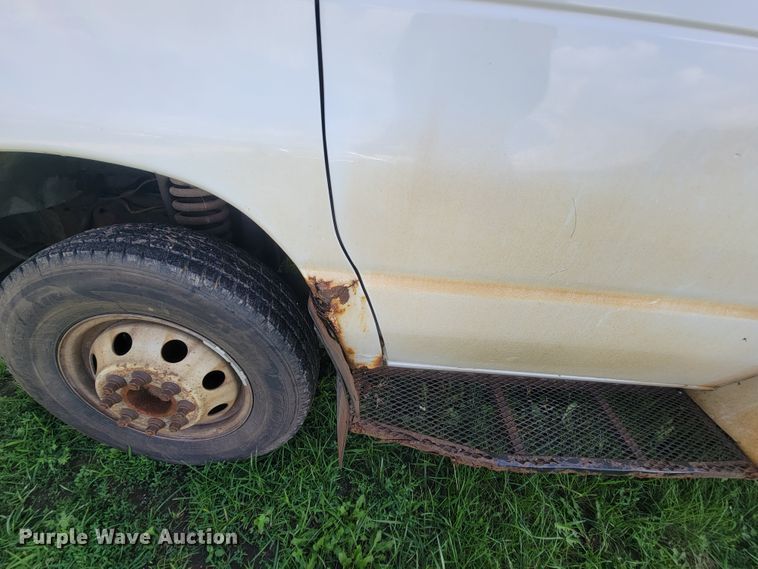 image for item IF9981 2003 Ford E450 Econoline  shuttle bus