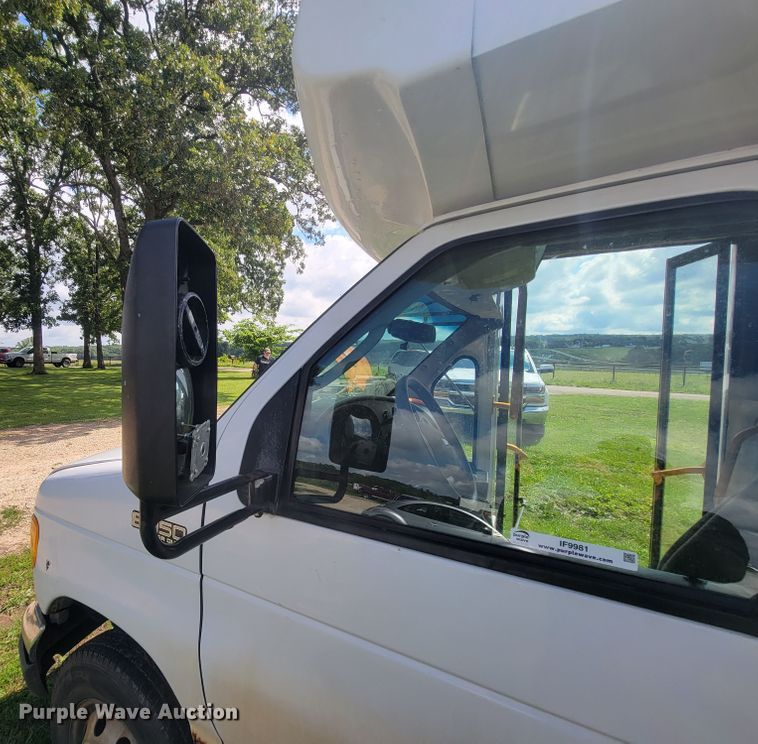 image for item IF9981 2003 Ford E450 Econoline  shuttle bus