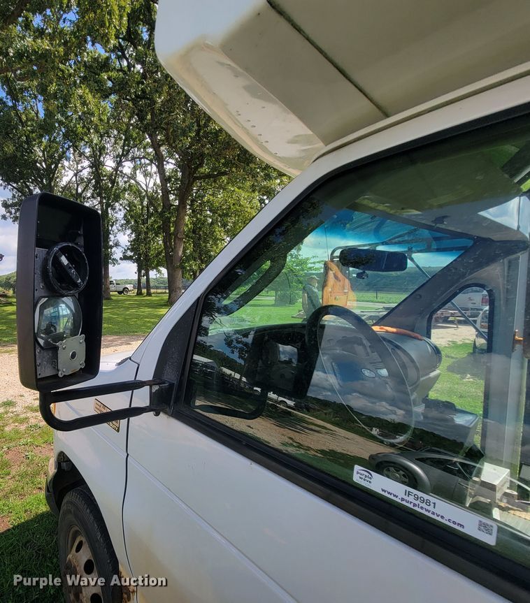 image for item IF9981 2003 Ford E450 Econoline  shuttle bus