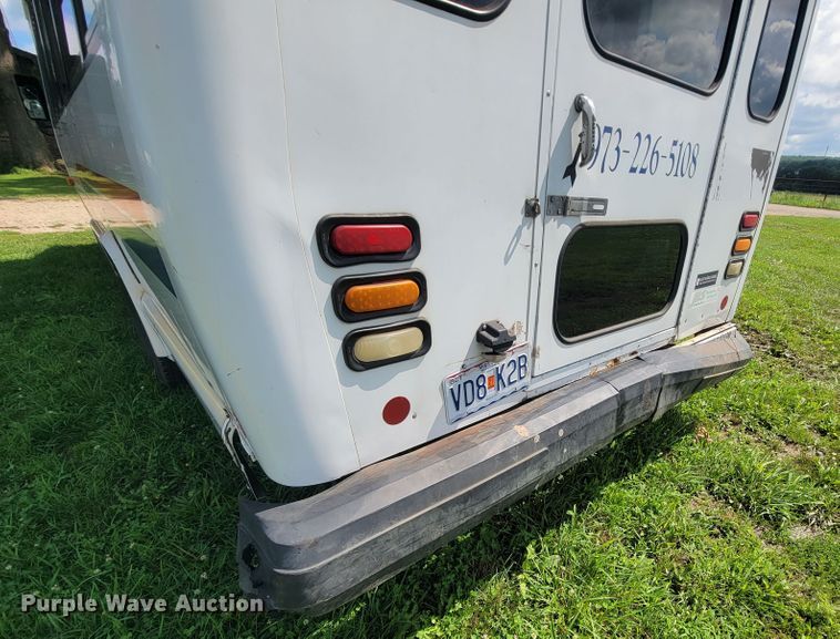 image for item IF9981 2003 Ford E450 Econoline  shuttle bus