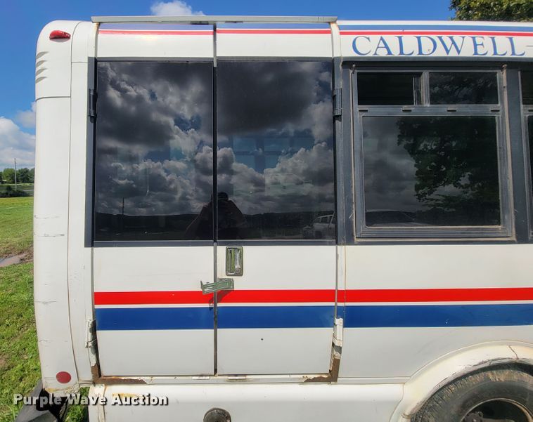 image for item IF9981 2003 Ford E450 Econoline  shuttle bus