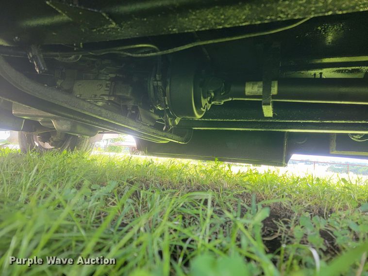 image for item IF9981 2003 Ford E450 Econoline  shuttle bus