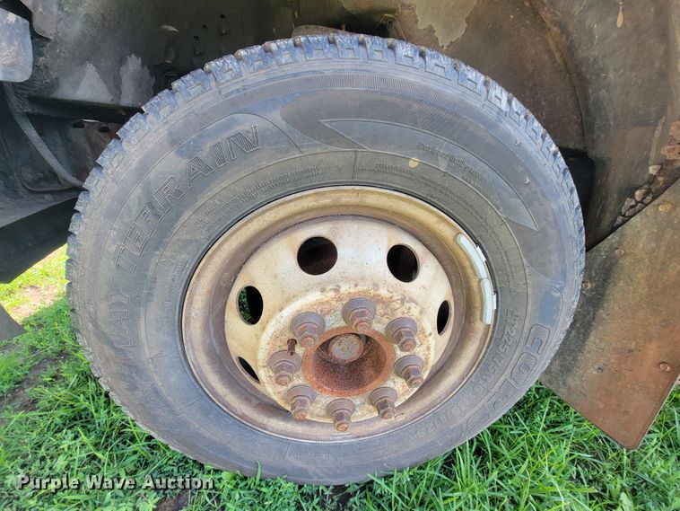 image for item IF9981 2003 Ford E450 Econoline  shuttle bus