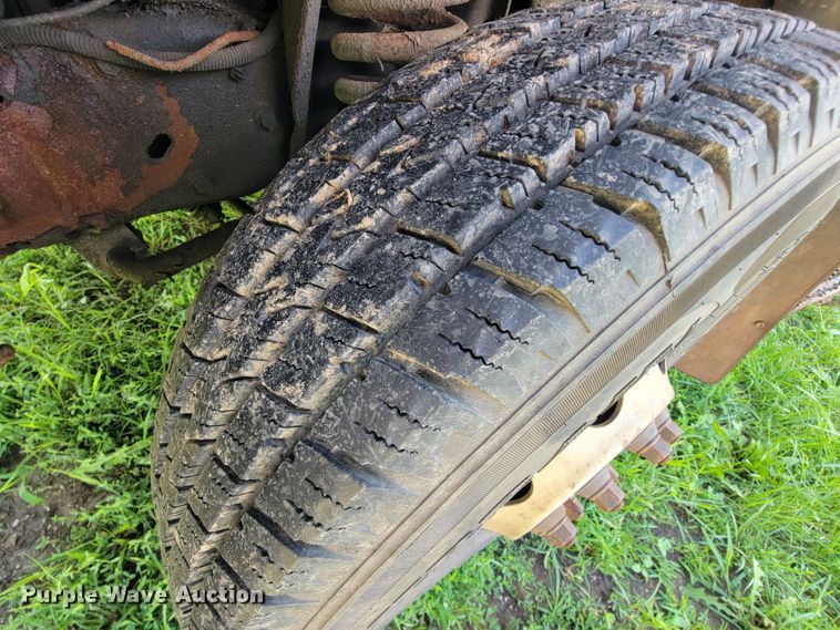 image for item IF9981 2003 Ford E450 Econoline  shuttle bus