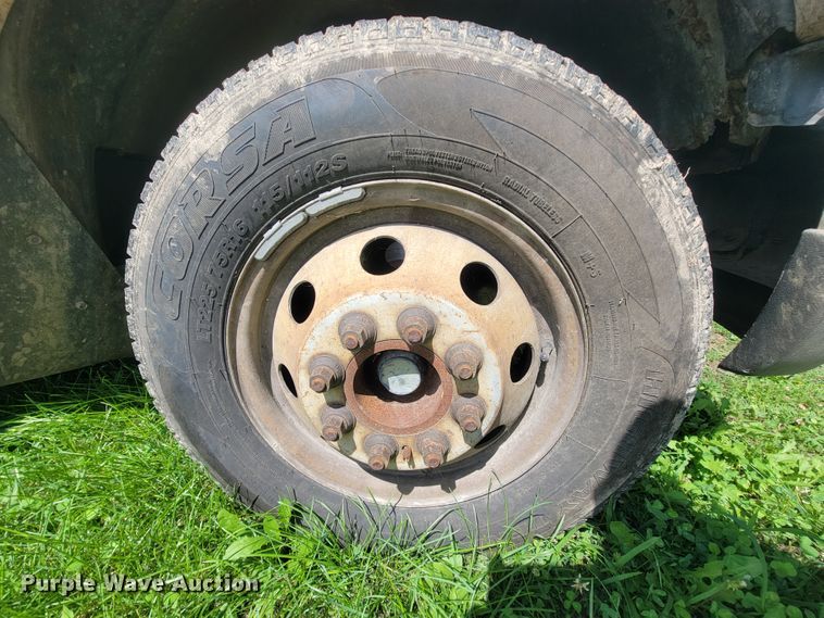 image for item IF9981 2003 Ford E450 Econoline  shuttle bus