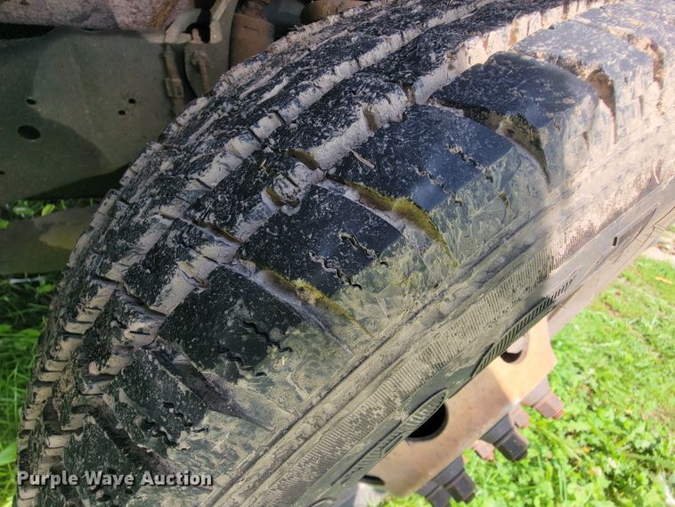 image for item IF9981 2003 Ford E450 Econoline  shuttle bus