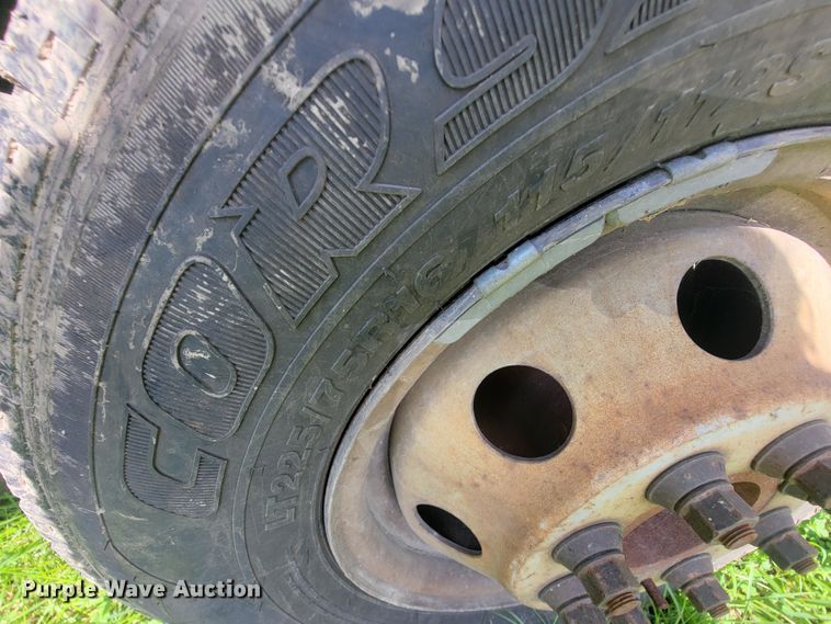 image for item IF9981 2003 Ford E450 Econoline  shuttle bus