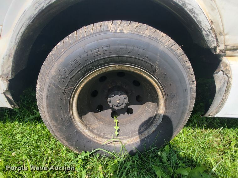 image for item IF9981 2003 Ford E450 Econoline  shuttle bus