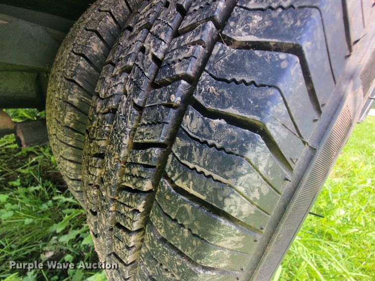 image for item IF9981 2003 Ford E450 Econoline  shuttle bus