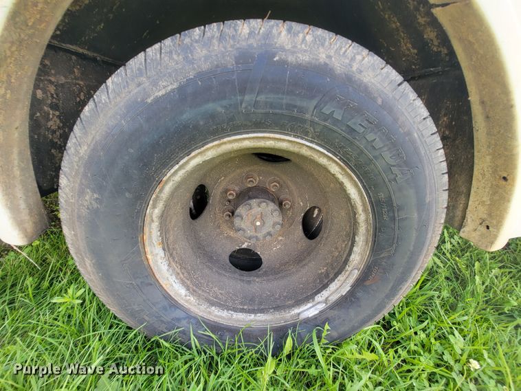 image for item IF9981 2003 Ford E450 Econoline  shuttle bus