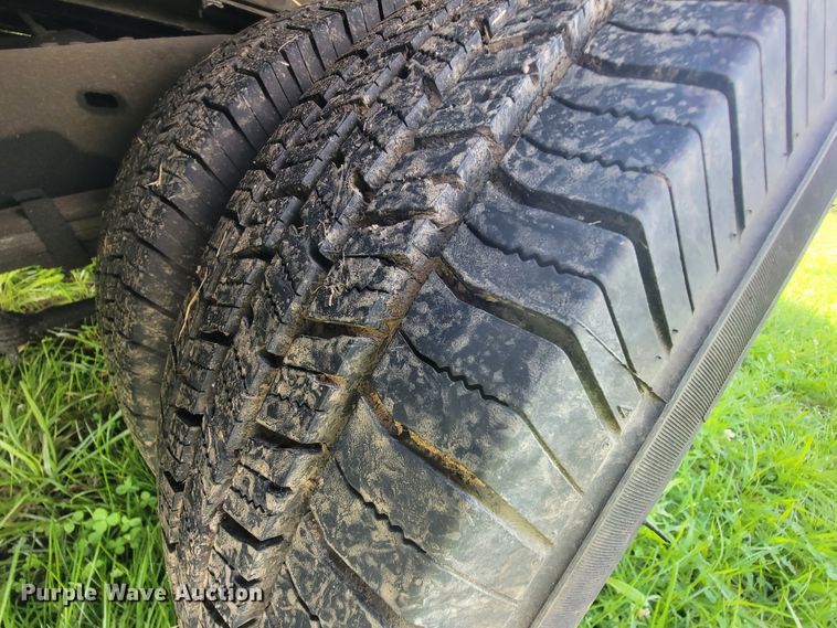 image for item IF9981 2003 Ford E450 Econoline  shuttle bus