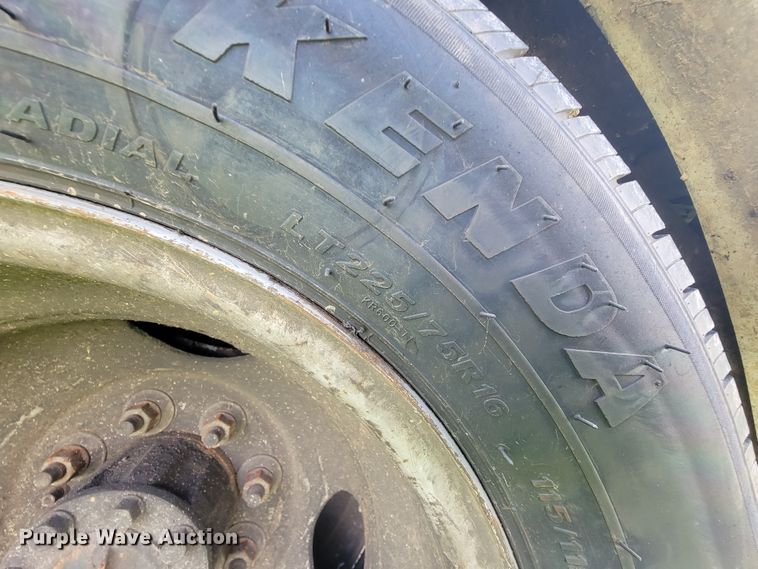 image for item IF9981 2003 Ford E450 Econoline  shuttle bus