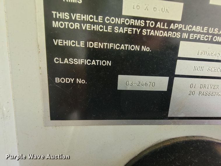 image for item IF9981 2003 Ford E450 Econoline  shuttle bus