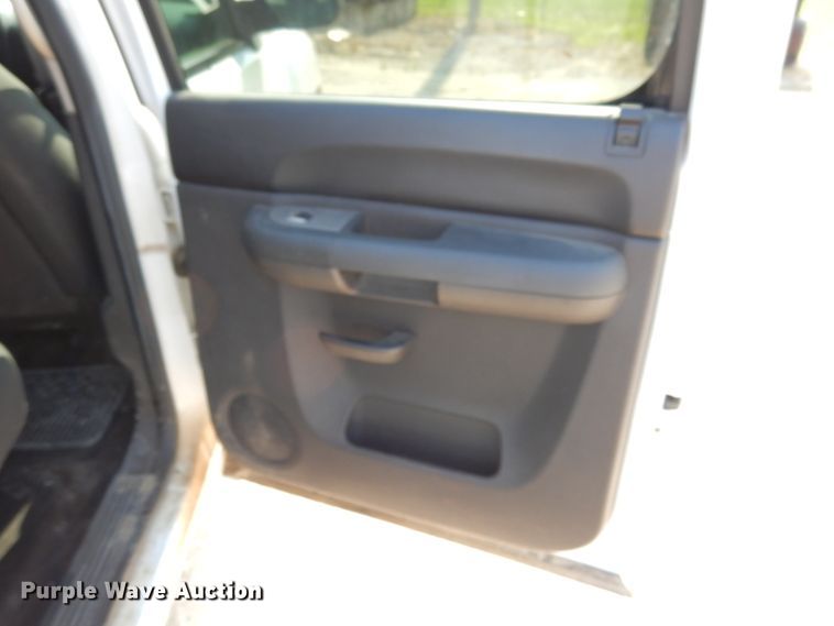 image for item II9589 2011 Chevrolet Silverado 1500  Crew Cab pickup truck