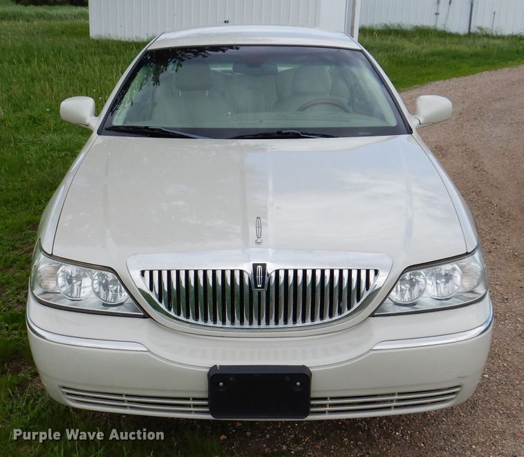 image for item IQ9531 2005 Lincoln Town Car