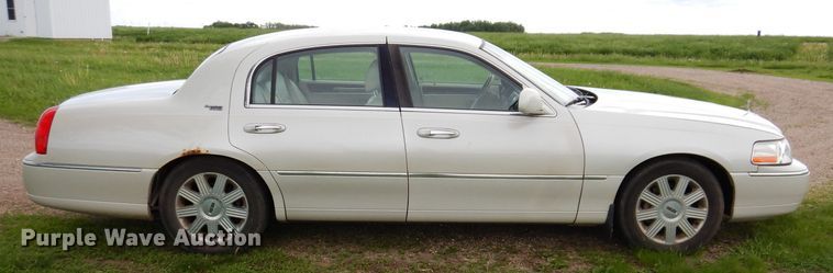 image for item IQ9531 2005 Lincoln Town Car