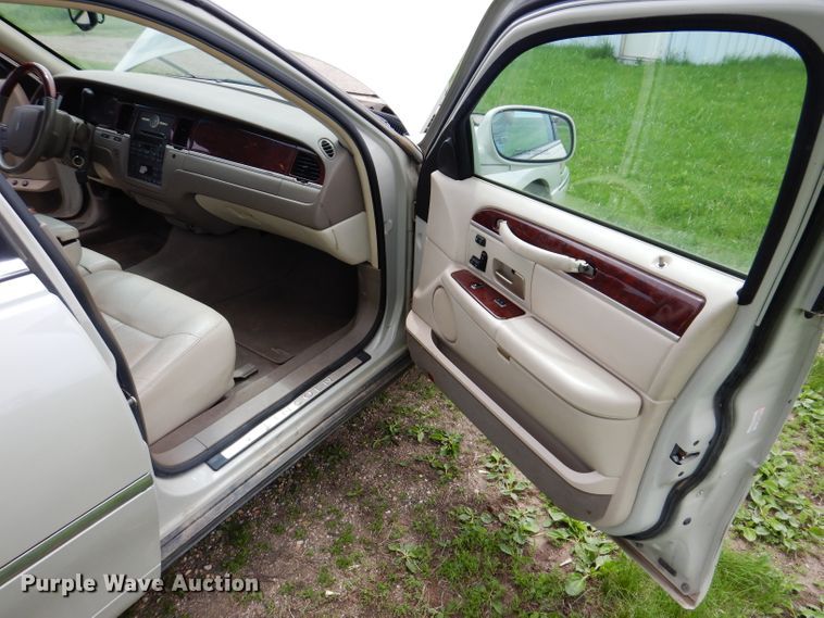 image for item IQ9531 2005 Lincoln Town Car