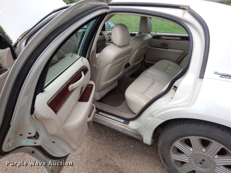 image for item IQ9531 2005 Lincoln Town Car