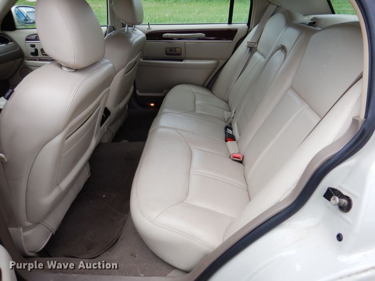 image for item IQ9531 2005 Lincoln Town Car
