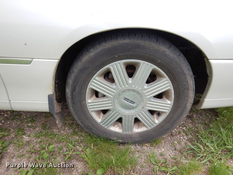 image for item IQ9531 2005 Lincoln Town Car