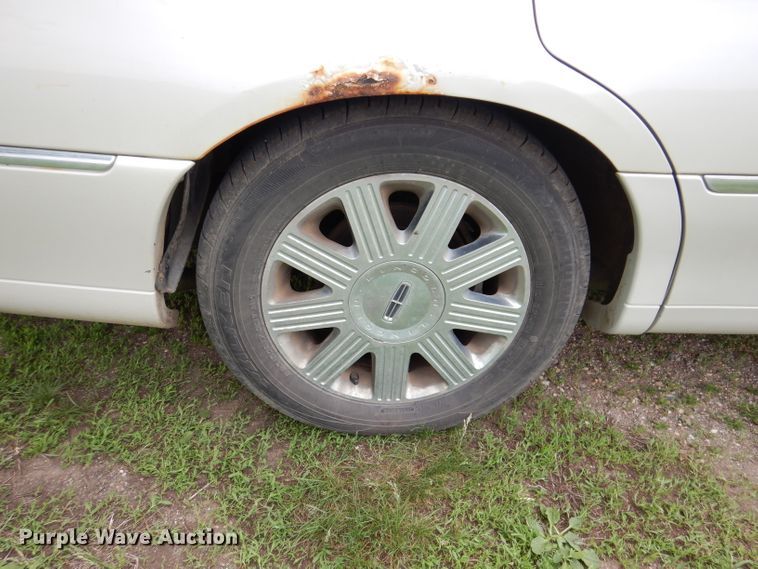 image for item IQ9531 2005 Lincoln Town Car