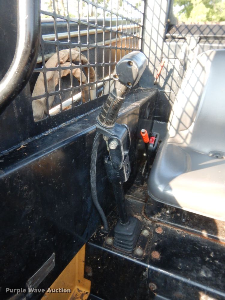 image for item IT9713 1999 New Holland LX885  skid steer loader