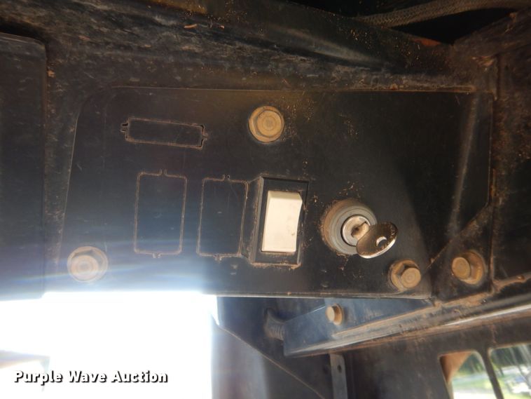 image for item IT9713 1999 New Holland LX885  skid steer loader