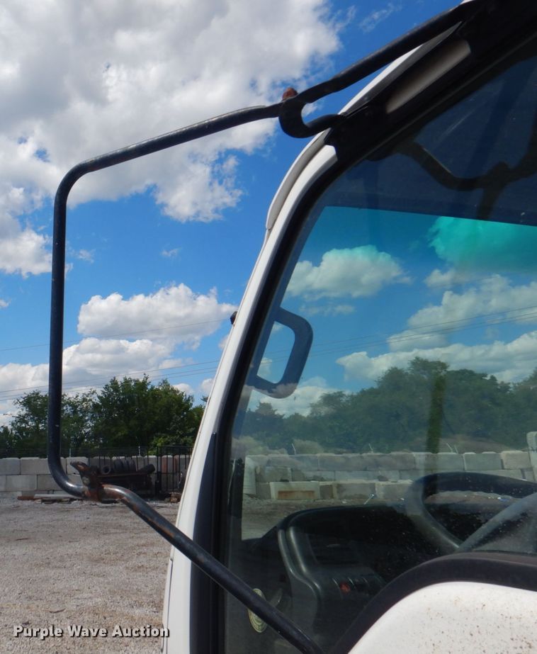 image for item JF9139 2006 Isuzu NPR  flatbed truck