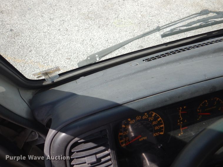 image for item JF9139 2006 Isuzu NPR  flatbed truck