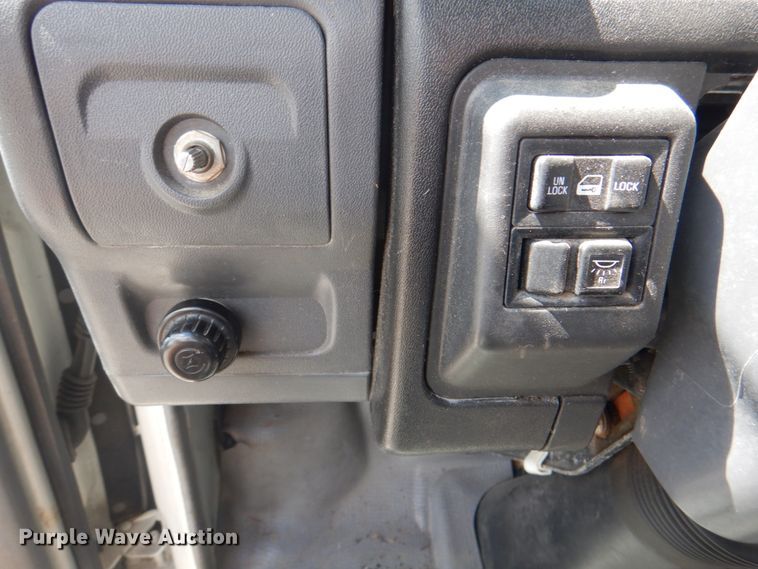 image for item JF9139 2006 Isuzu NPR  flatbed truck