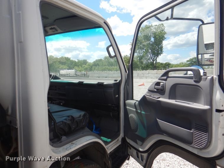 image for item JF9139 2006 Isuzu NPR  flatbed truck