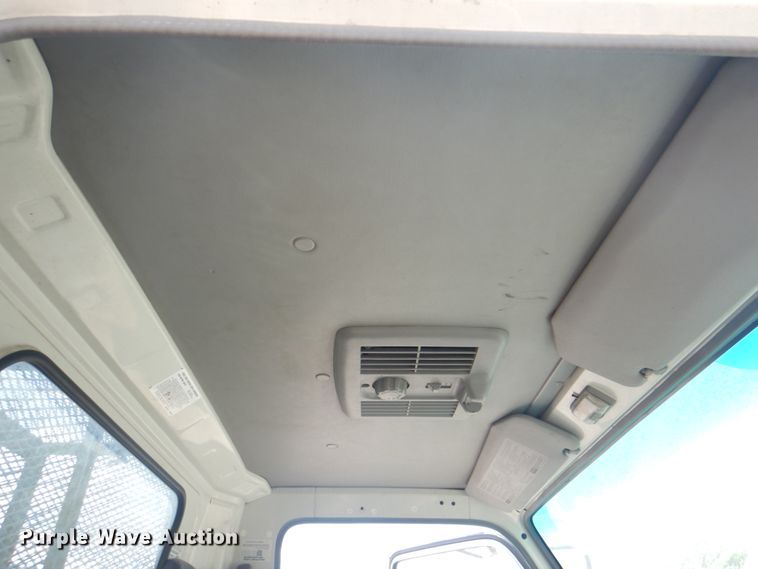 image for item JF9139 2006 Isuzu NPR  flatbed truck