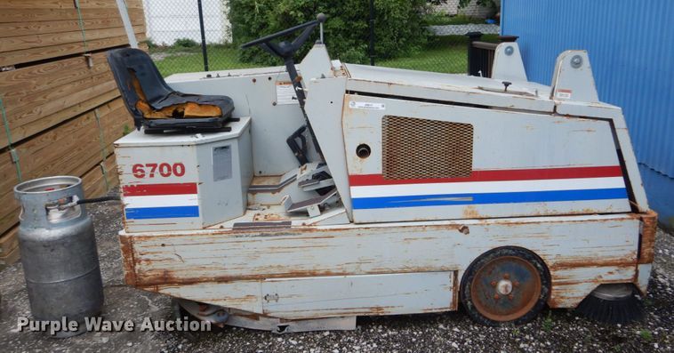 image for item JI9617 1997 Clarke American Lincoln 6700  sweeper