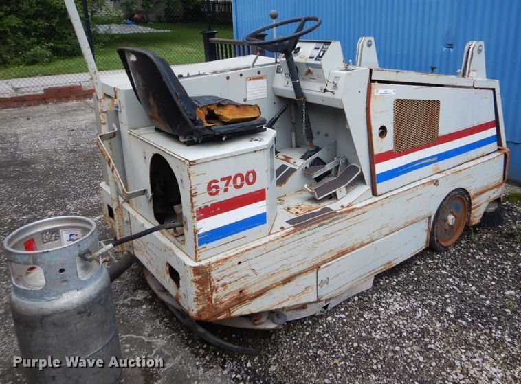 image for item JI9617 1997 Clarke American Lincoln 6700  sweeper