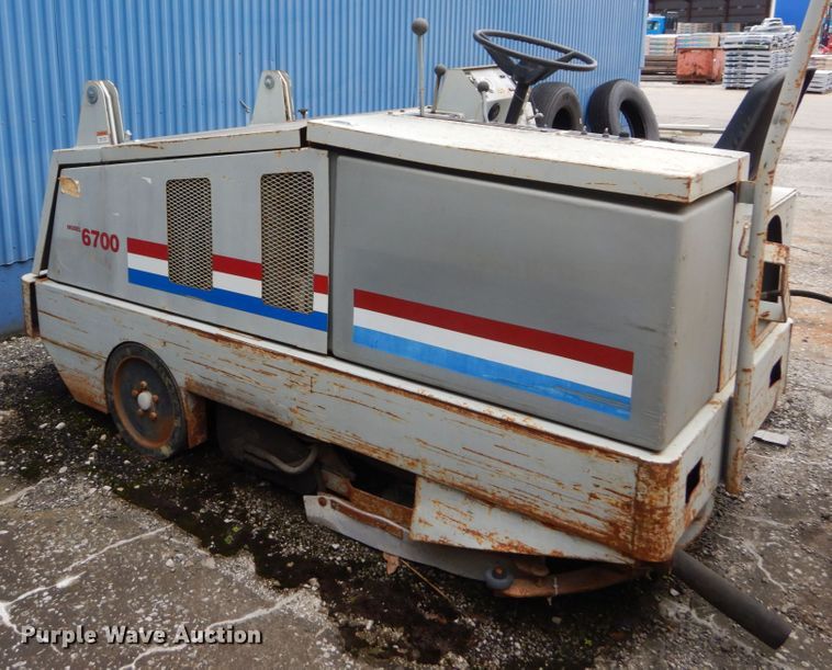 image for item JI9617 1997 Clarke American Lincoln 6700  sweeper