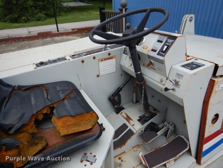 image for item JI9617 1997 Clarke American Lincoln 6700  sweeper