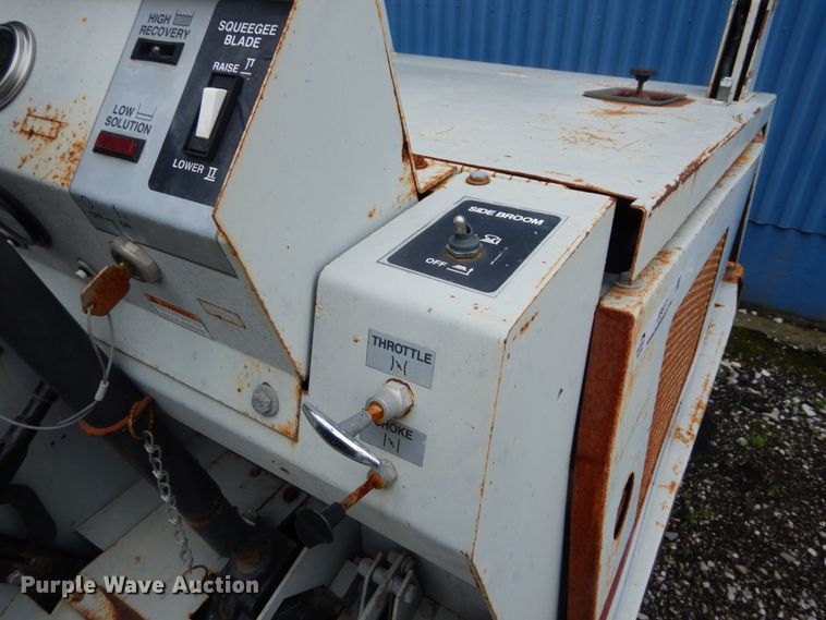 image for item JI9617 1997 Clarke American Lincoln 6700  sweeper