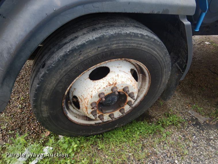 image for item JI9621 2006 Ford LCF  flatbed truck