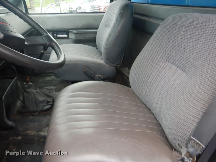 image for item JI9624 2000 GMC C6500  box truck